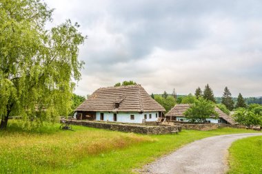 SVIDNIK, SLOVAKIA - 9 Haziran 2020 - Svidnik kasabası yakınlarındaki Saknsen 'deki Tahta Evler' de manzara. Açık hava müzesi bir Slovak köyünün mimarisine ev sahipliği yapıyor..