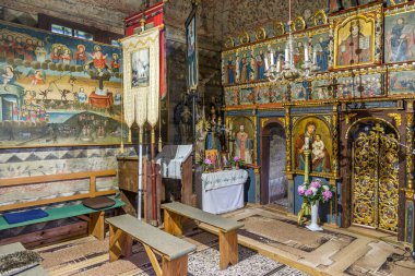 KOZANY, SLOVAKIA - 9 Haziran 2020 - Kozany köyünde Simeon ile Tanrı 'nın Ahşap Karşılaşması Kilisesi' nin iç mekanına bakın. Tapınak 1760 'da inşa edildi..