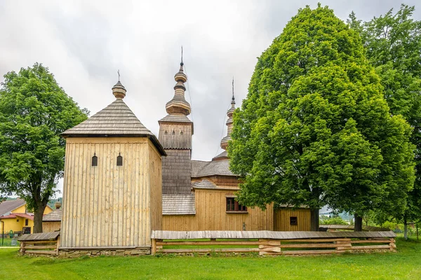 Vista Iglesia Madera San Miguel Arcángel Aldea Ladomirova Eslovaquia — Foto de Stock