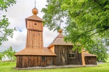 JedLINKA, SLOVAKIA - 10 Haziran 2020 - Jedlinka 'daki Kutsal Bakirenin Korunması Ahşap Kilisesinde Manzara. Tapınak 1763 'te inşa edildi..