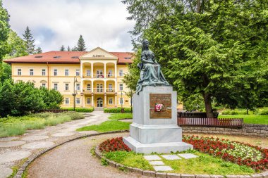 BARDEJOV, SLOVAKIA - 10 Haziran 2020 - Bardejovske Kupele sokaklarında Sissi Anıtı. Bardejovske Kupele, Bardejov yakınlarında küçük bir kasabadır..