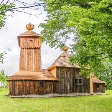 Jedlinka-Slovakya 'daki Kutsal Bakire' nin Tahta Kilisesi 'ne bakın.