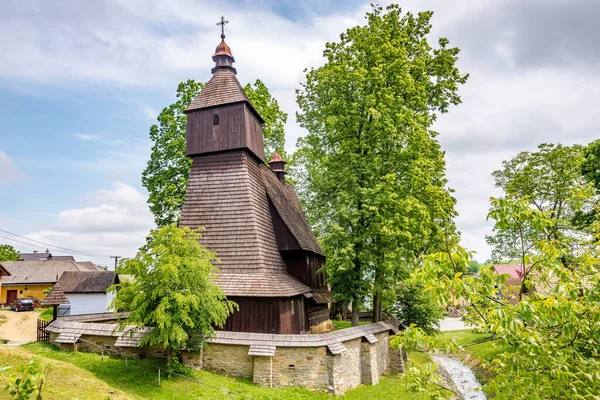 Pohled Dřevěný Kostel Františka Assisi Hervartově Slovensko — Stock fotografie