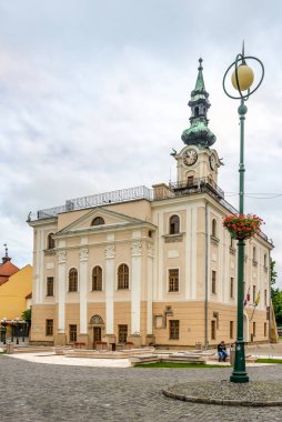 KEZMAROK, SLOVAKIA - 11 Haziran 2020 - Kezmarok sokaklarındaki belediye binasına bakın. Kezmarok, Slovakya 'nın doğusunda yer alan bir şehirdir..