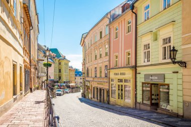 BANSKA STIAVNICA, SLOVAKIA - 9 Temmuz 2020 - Banska Stiavnica sokaklarında. Banska Stiavnica tamamen korunmuş bir ortaçağ kasabası..
