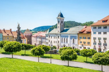 KREMNICA, SLOVAKIA - 9 Temmuz 2020 - Kremnica 'da Veba Sütunu ve Manastırı ile Ana Meydan' a bakın. Kremnica, Slovakya 'nın orta kesiminde bir kasabadır..