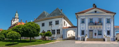 KREMNICA, SLOVAKIA - 9 Temmuz 2020 - Kremnica 'nın ana meydanından belediye binasında panoramik manzara. Kremnica, Slovakya 'nın orta kesiminde bir kasabadır..