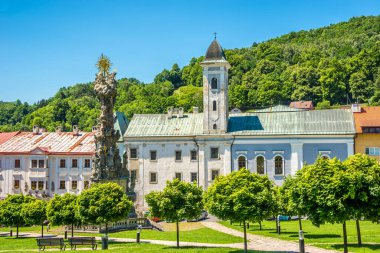 Kremnica - Slovakya 'daki Manastır binasıyla Kutsal Üçlü Veba Sütunu' na bakın.