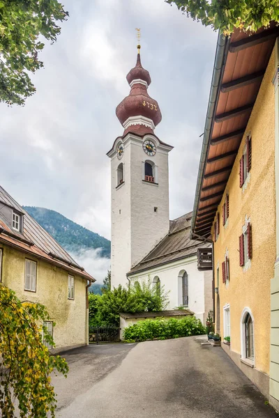 Avusturya Nın Lofer Kasabasındaki Sokaktan Katolik Kilisesi Bakın — Stok fotoğraf