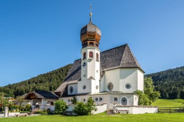 Oberau, Almanya 'daki Kutsal Aile Kilisesi' ne bakın.