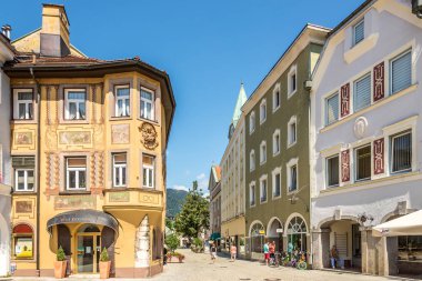 Kötü Reichenhall, Almanya - Ağustos 06.2020 - Bad Reichenhall sokaklarında. Salzburg yakınlarında Chiemgau Alpleri tarafından çevrelenmiş bir havzada yer almaktadır..