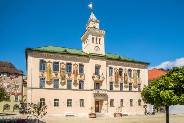 Bad REICHENHENHALL, GERMANY - AUGust 06.2020 - Bad Reichenhall 'daki Eski Belediye Binası' na bakın. Salzburg yakınlarında Chiemgau Alpleri tarafından çevrelenmiş bir havzada yer almaktadır..