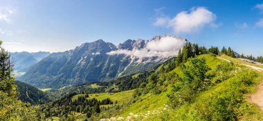 Almanya 'da Berchtesgaden yakınlarında Rossfeld panoramik patikası