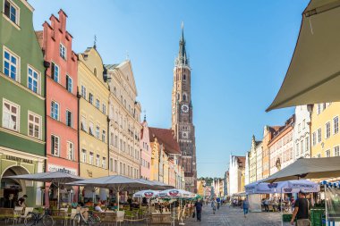 LANDSHUT, ALMANY - AĞUSTOS 08.2020 Landshut sokaklarında. Landshut, Almanya 'nın Bavyera eyaletinde yer alan bir şehirdir..