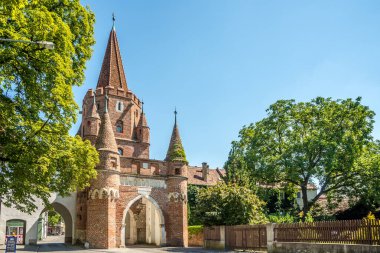 INGOLSTADT, ALMANY - AĞUSTOS 08.2020 - Ingolstadt sokaklarındaki Kreuztor Kapısı 'na bakın. Ingolstadt, Bavyera 'nın merkezinde yer alan bir şehirdir.. 