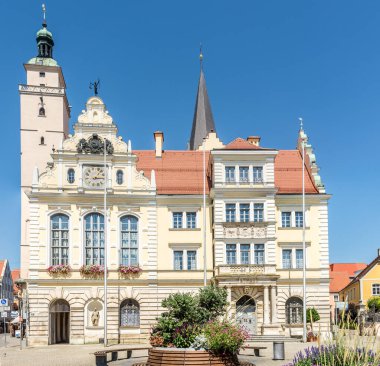 INGOLSTADT, ALMANY - AĞUSTOS 08.2020 - Ingolstadt 'taki Old Town Hall binasına bakın. Ingolstadt, Bavyera 'nın merkezinde yer alan bir şehirdir.. 