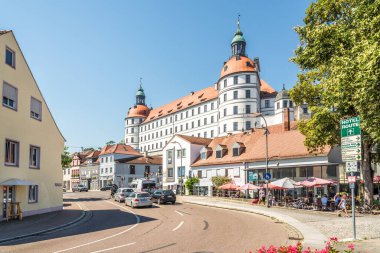 NEUBURG AN DER DONAU, ALMANY - AĞUSTOS 08.2020 - Neuburg an der Donau sokaklarında. Neuburg, Afrika kıtasında bulunan Neuburg-Schrobenhausen devletinde bir şehirdir..
