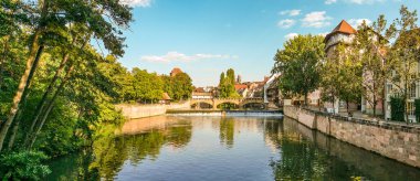 NUREMBERG, ALMANY - AĞUSTOS 08.2020 - Nuremberg 'deki Max Köprüsü ile Pegnitz Nehri' ne bakın. Nuremberg, Almanya 'nın Bavyera eyaletinin ikinci büyük şehridir..