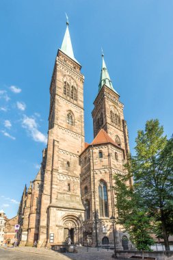 NUREMBERG, ALMANY - AĞUSTOS 08.2020 - Nuremberg 'deki St. Sebald Kilisesi Fascade' e bakın. Nuremberg, Almanya 'nın Bavyera eyaletinin ikinci büyük şehridir..