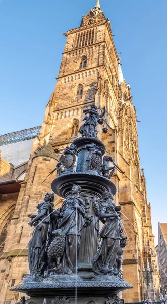 Nuremberg Germany August 2020 View Tugendbrunnen Fountain Lorenz Cathedral Nuremberg — Stock Photo, Image