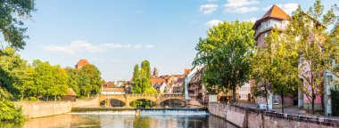 Nuremberg 'deki Pegnitz Nehri üzerindeki Max Köprüsü' nde panoramik manzara