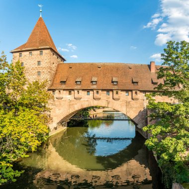 Nuremberg 'deki Pegnitz Nehri üzerindeki köprüyle Schlayerturm Kulesi' ne bakın - Almanya