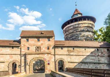 Almanya, Nuremberg 'de kulesi olan Neutor Gate' e bakın
