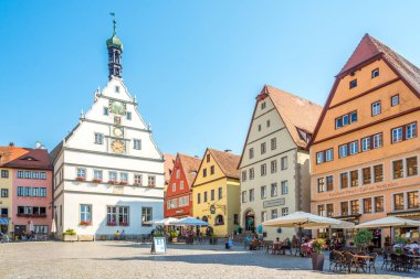 ROTHENBURG OB DER TAUBER, ALMANY - AĞUSTOS 09.2020 - Rothenburg 'daki renkli evlerle Marktplace' e bakın. Rothenburg iyi korunmuş eski ortaçağ kasabasıyla ünlüdür..