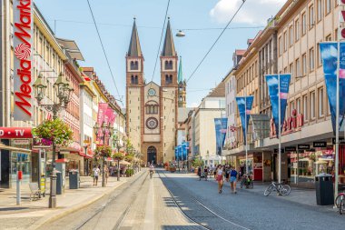 WURZBURG, GERMANY - AĞUSTOS 09.2020 - Wurzburg 'daki Katedral ile sokağa bak. Wurzburg, Almanya 'da Kuzey Bavyera eyaletinde yer alan bir şehirdir..