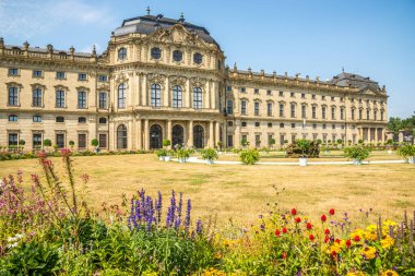 WURZBURG, GERMANY - AĞUSTOS 09.2020 - Bahçeden Wurzburger Residenz 'e bakın. Wurzburg, Almanya 'da Kuzey Bavyera eyaletinde yer alan bir şehirdir..