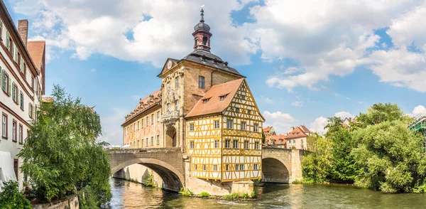 Bamberg 'deki Regnitz Nehri üzerinde köprüsü olan Eski Şehir Salonu' nda panoramik manzara - Almanya