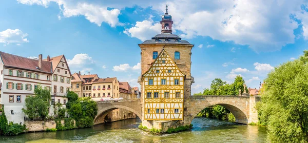 Panoramiczny Widok Ratusz Starego Miasta Mostem Nad Rzeką Regnitz Bamberg — Zdjęcie stockowe