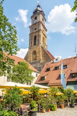 AMBERG, ALMANY - 10 AĞUSTOS 2020 - Amberg 'deki St. Martin Bazilikası' nın çan kulesine bakın. Amberg 'de 41 binden fazla insan yaşıyordu..