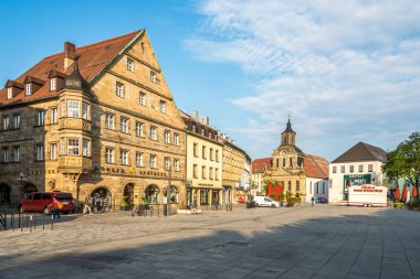 BAYREUTH, ALMANY - 10 AĞUSTOS 2020 Bayreuth 'taki Maximilian caddesine bakın. Bayreuth ilçesi de Nuremberg Büyükşehir Bölgesi 'nin bir parçasıdır..