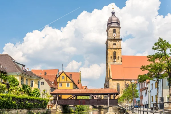 Amberg, Almanya 'daki Vils nehrinin üzerindeki tahta köprüyle St. Martin Bazilikası' na bakın.