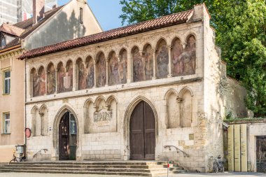 REGENSBURG, GERMANY - 10 AĞUSTOS 2020 - Regensburg 'daki St. Emmeram İmparatorluk Manastırı' na bakın. Regensburg, Almanya 'da Tuna, Naab ve Regen nehirlerinin birleştiği yerde yer alan bir şehirdir..