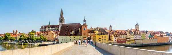 ドイツのレーゲンスブルク 2020年8月10日 旧市街門を持つレーゲンスブルク市のパノラマビュー レーゲンスブルク Regensburg ドナウ川 ナブ川 レーゲン川の合流点に位置するドイツ南東部の都市 — ストック写真