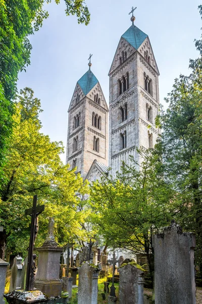 Vista Cemitério Com Torres Igreja São Pedro Straubing Alemanha — Fotografia de Stock