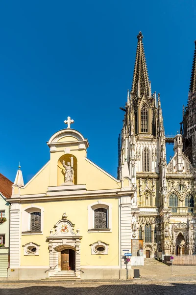Almanya Nın Regensburg Kentindeki Katedral Kulesi Ile Johann Kilisesi Bakın — Stok fotoğraf
