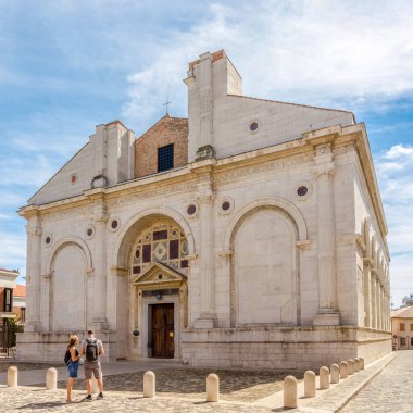 RIMINI, İtalya - EPTEMBER 2.2020 - Rimini sokaklarındaki Malatestiano Tapınağı 'na bakın. Rimini şehri MÖ 268 yılında Romalılar tarafından kuruldu..