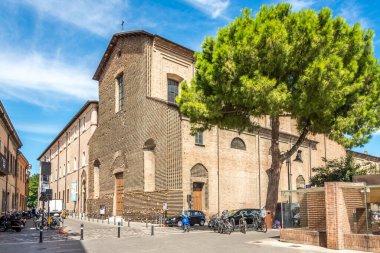 RIMINI, İtalya - EPTEMBER 2. 2020 - Rimini sokaklarındaki Suffragio kilisesine bakın. Rimini şehri MÖ 268 yılında Romalılar tarafından kuruldu..