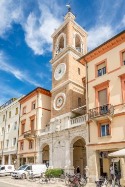 RIMINI, İtalya - 2 Eylül 2020 - Rimini 'deki Three Martyrs Square' deki Saat Kulesi 'ne bakın. Rimini şehri MÖ 268 yılında Romalılar tarafından kuruldu..