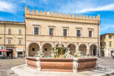 PESARO, ITALY - EPTEMBER 2.2020 - Pesaro 'daki Popolo yerinde belediye binası ve çeşme manzarası. Pesaro, İtalya 'nın Marche bölgesinde bir şehirdir..