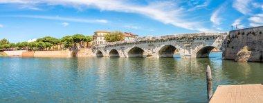 İtalya 'nın Rimini kentindeki Tiberius köprüsünün antik binasında panoramik manzara