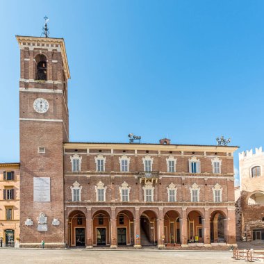 FABRIANO, İtalya - 3 Eylül 2020 - Fabriano 'daki Vescovile Sarayı' na bakın. Fabriano, İtalya 'nın Marche bölgesinde Ancona ili' ne bağlı bir kasabadır..
