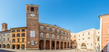 FABRIANO, İtalya - 3 Eylül 2020 - Fabriano 'daki Vescovile ve Podesta Sarayı' na bakın. Fabriano, İtalya 'nın Marche bölgesinde Ancona ili' ne bağlı bir kasabadır..