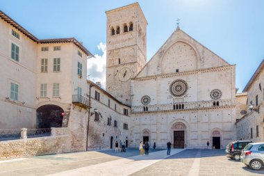 ASSISI, İtalya - 3 Eylül 2020 - Assisi 'deki Saint Rufino Katedrali' ne bakın. Assisi, İtalya 'nın Umbria bölgesinde, Perugia iline bağlı bir şehirdir..