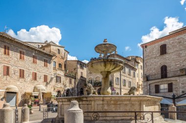 İtalya, Assisi 'deki Comune Çeşmesi' ne bakın.