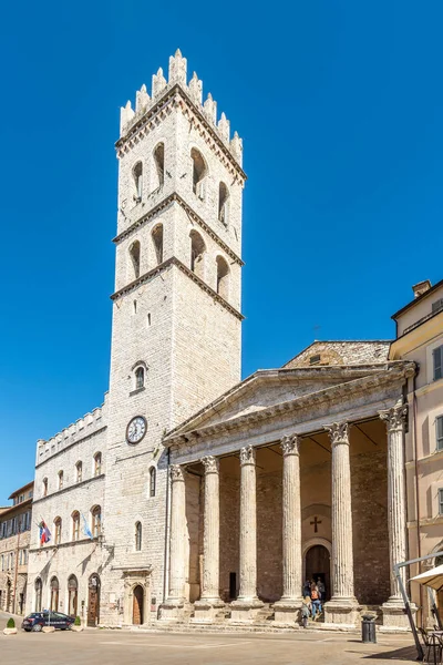 意大利援助社 2020年9月3日 观摩阿西西的圣玛莉亚索菲亚弥涅瓦教堂 Assisi是意大利Umbria地区佩鲁贾省的一个城镇 — 图库照片