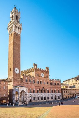 SIENA, ITALY - SEPTEMBER 4.2020 - Siena 'daki Piazza del Campo (Campo Meydanı)' nda Mangia Kulesi 'nin (Torre del Mangia) manzarası. Siena, İtalya 'da en çok ziyaret edilen turistik yerlerden biri..